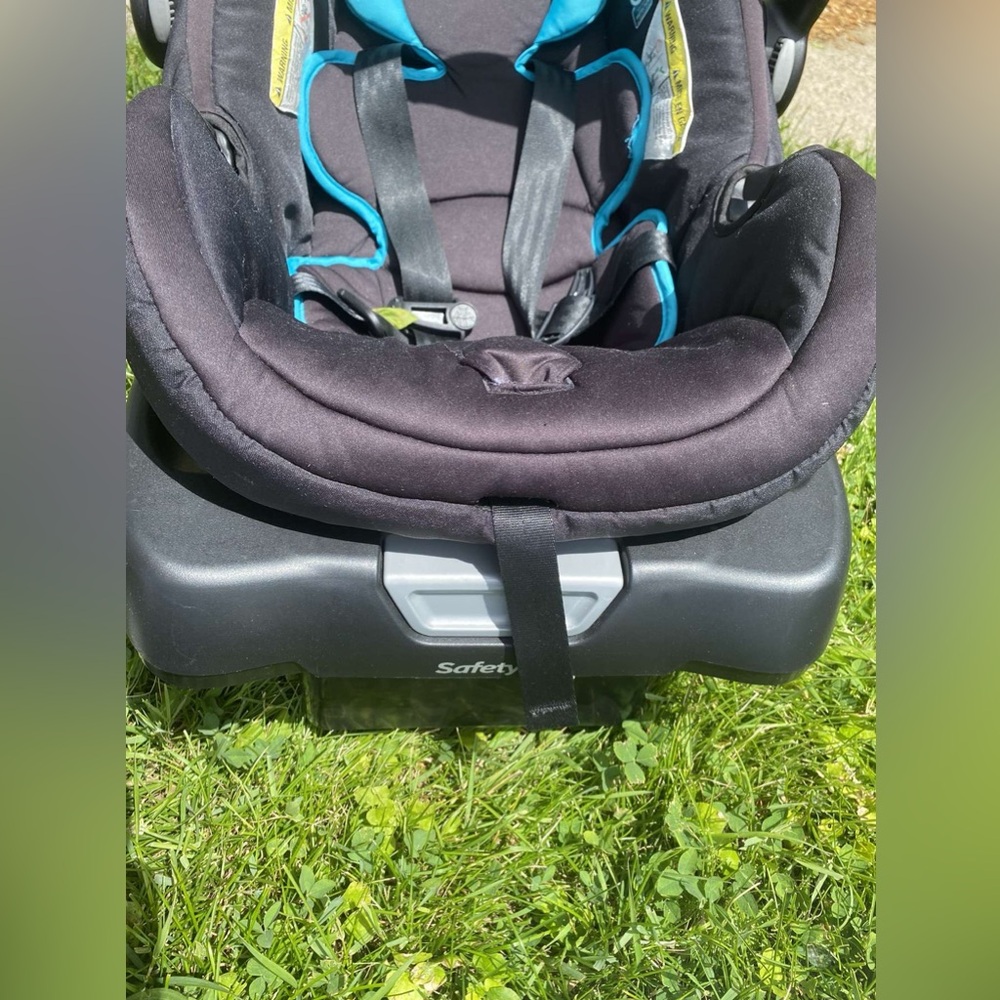 My baby got bigger and it doesn’t fit her and that is why I’m selling